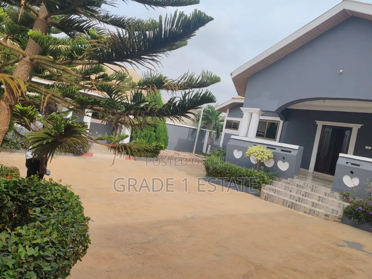 8bdrm House in Grade 1 Estate, Kumasi Metropolitan for sale