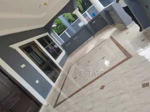 8bdrm House in Grade 1 Estate, Kumasi Metropolitan for sale
