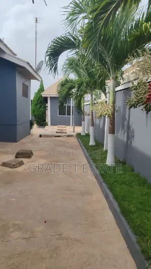 8bdrm House in Grade 1 Estate, Kumasi Metropolitan for sale