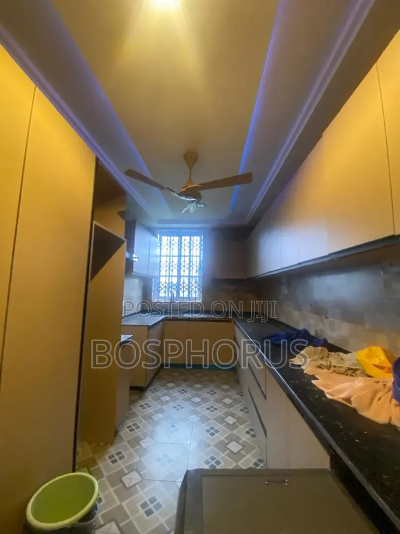 3bdrm Apartment in Lapaz Racecourse, Nyanmekye for rent