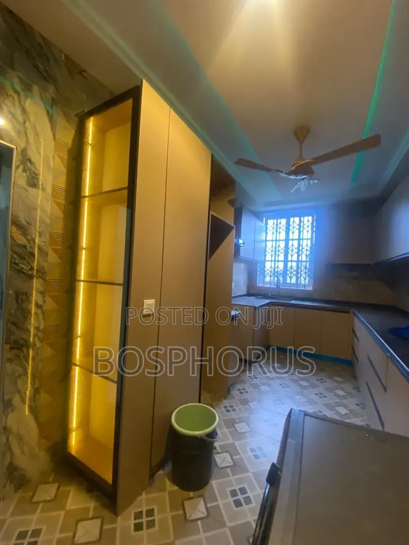 3bdrm Apartment in Lapaz Racecourse, Nyanmekye for rent
