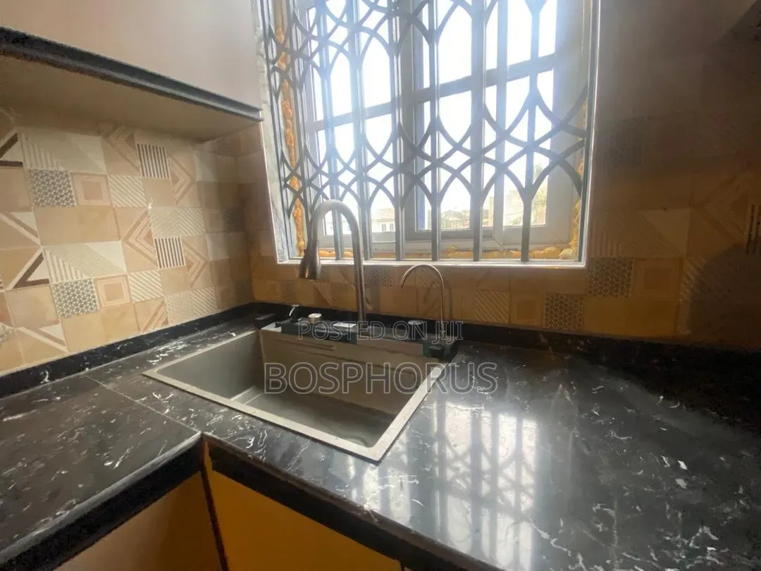 3bdrm Apartment in Lapaz Racecourse, Nyanmekye for rent