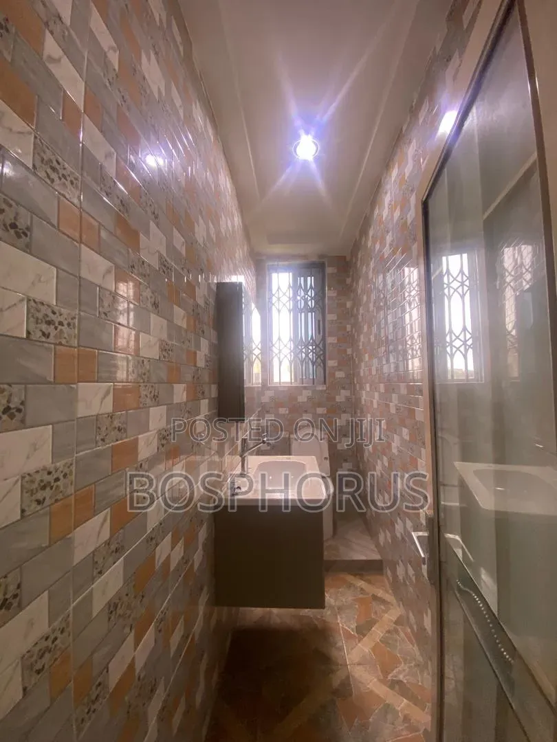 3bdrm Apartment in Lapaz Racecourse, Nyanmekye for rent