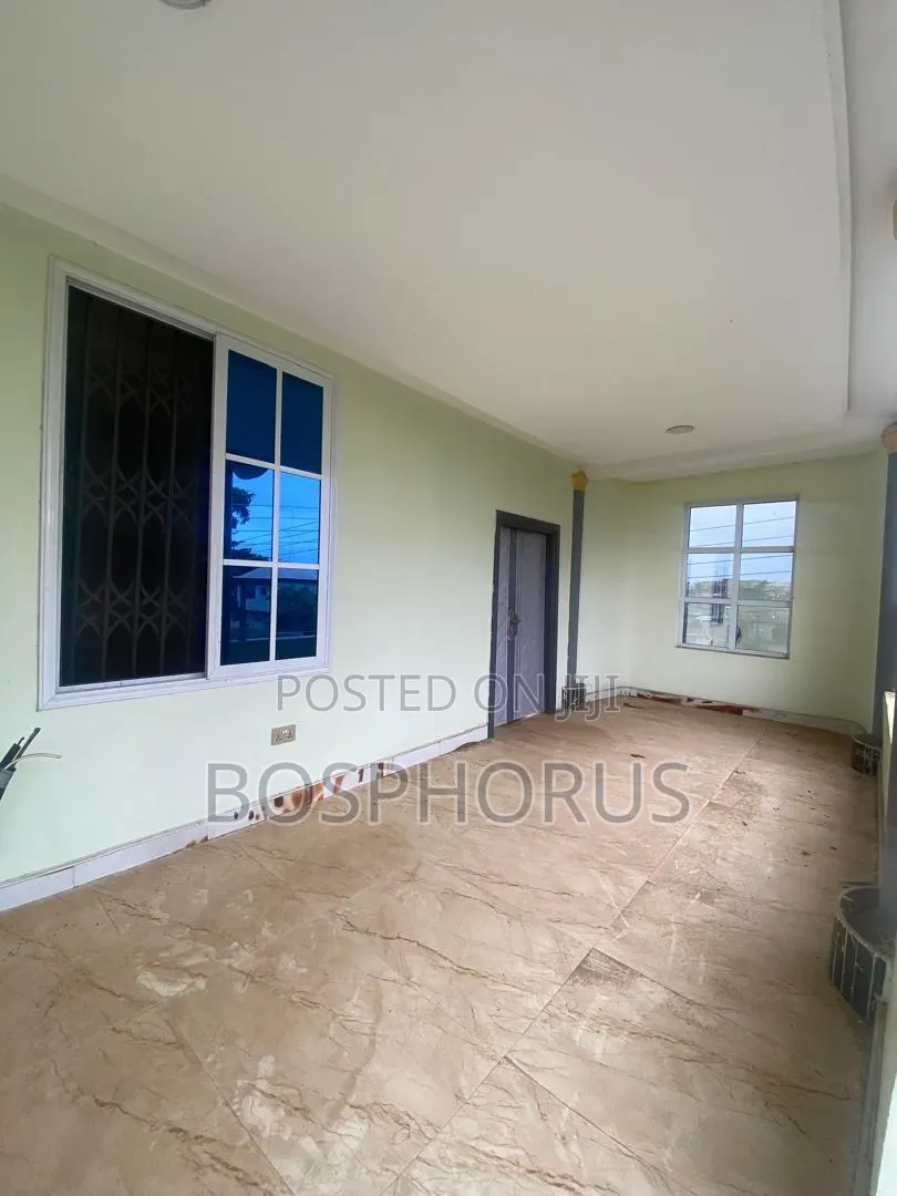 3bdrm Apartment in Lapaz Racecourse, Nyanmekye for rent