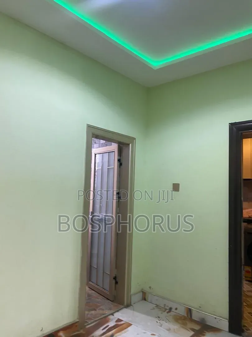3bdrm Apartment in Lapaz Racecourse, Nyanmekye for rent