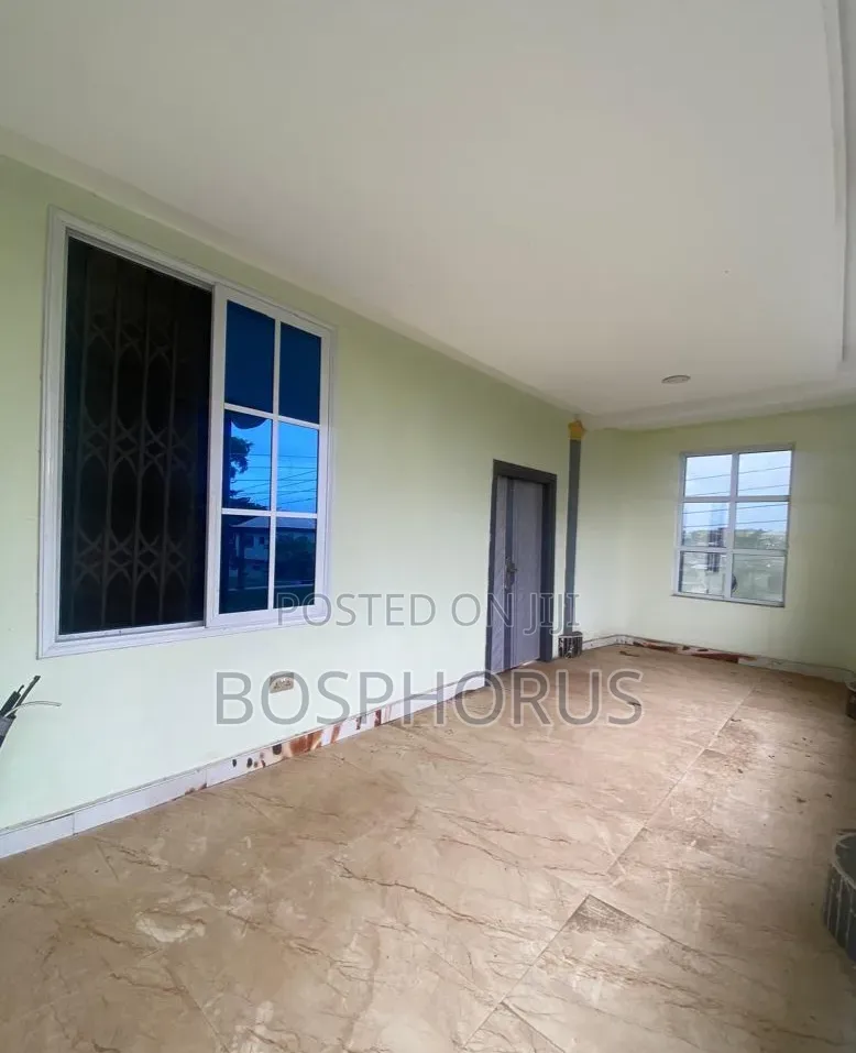 3bdrm Apartment in Lapaz Racecourse, Nyanmekye for rent
