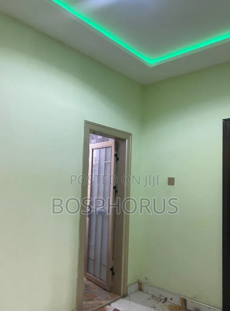 3bdrm Apartment in Lapaz Racecourse, Nyanmekye for rent