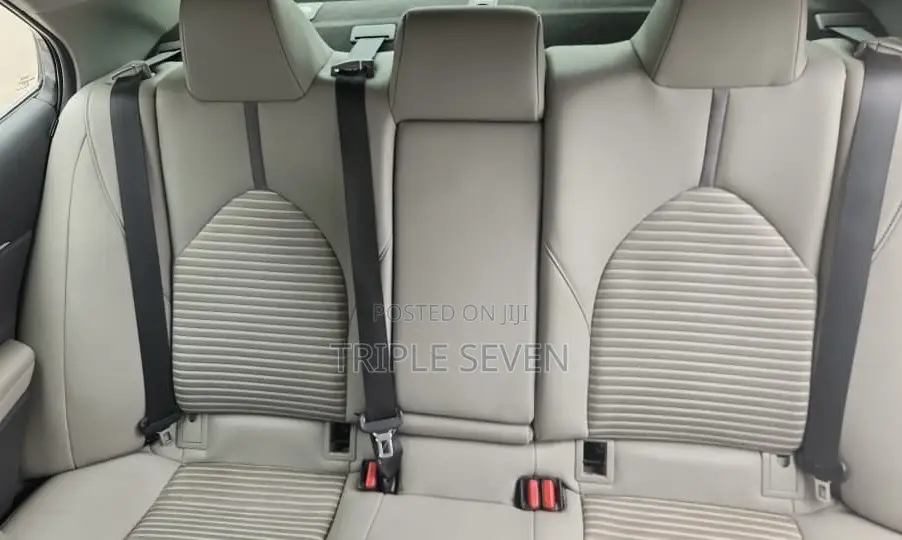 Toyota Camry SE FWD (2.5L 4cyl 8AM) 2018 Gray