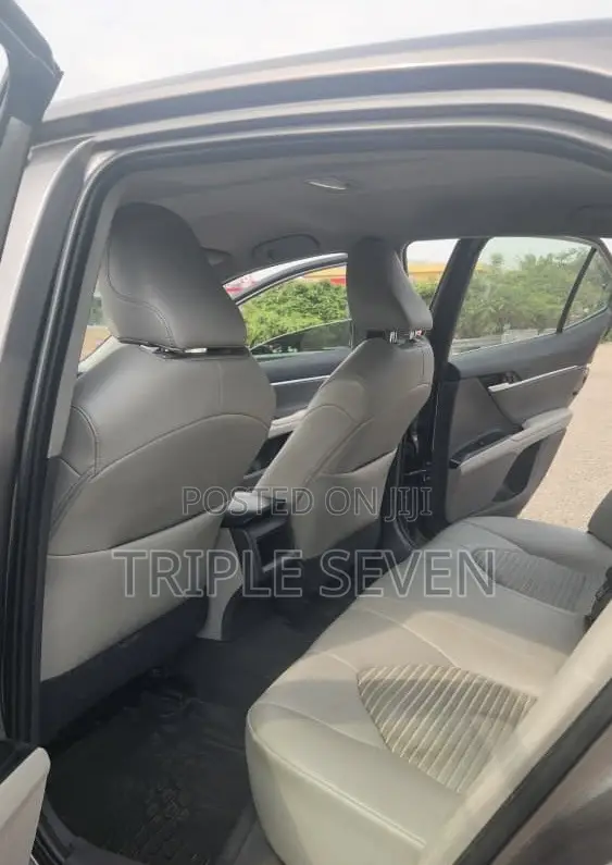 Toyota Camry SE FWD (2.5L 4cyl 8AM) 2018 Gray