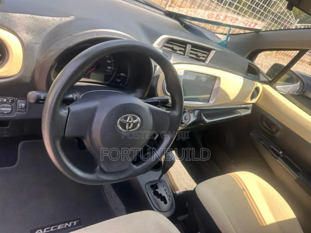 Toyota Vitz 2015 Gray