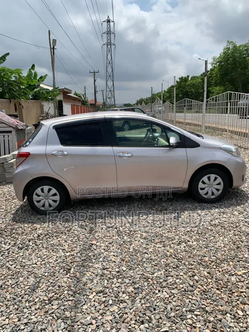 Toyota Vitz 2015 Gray