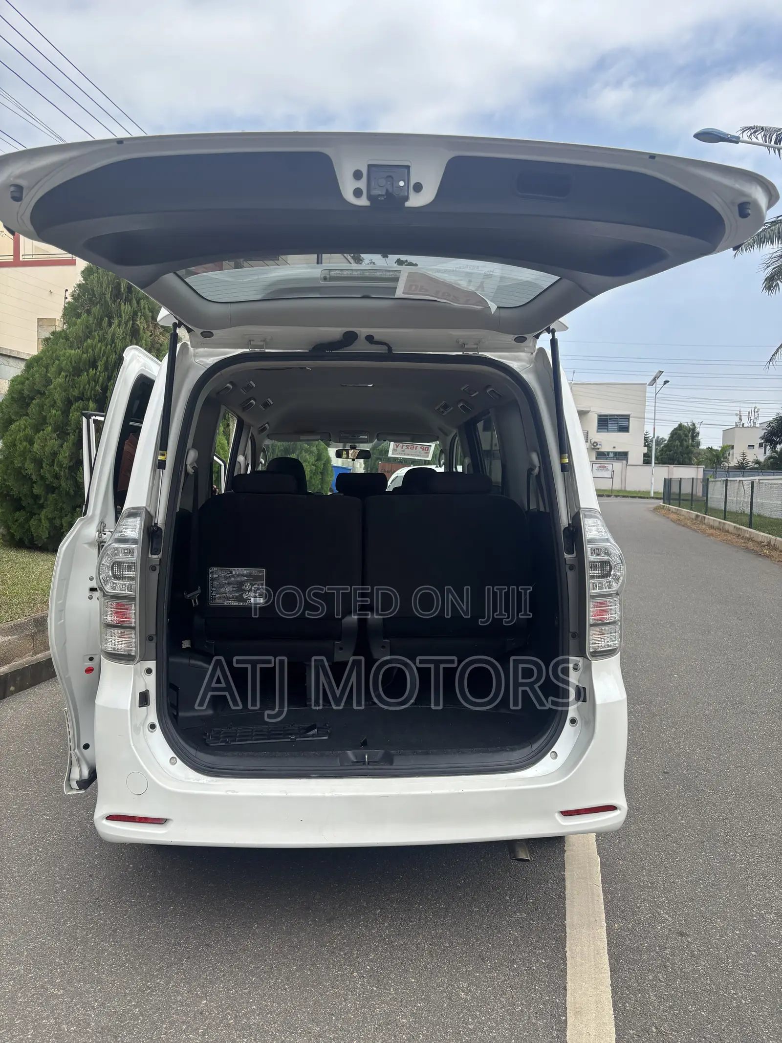 Toyota Voxy 2013 White