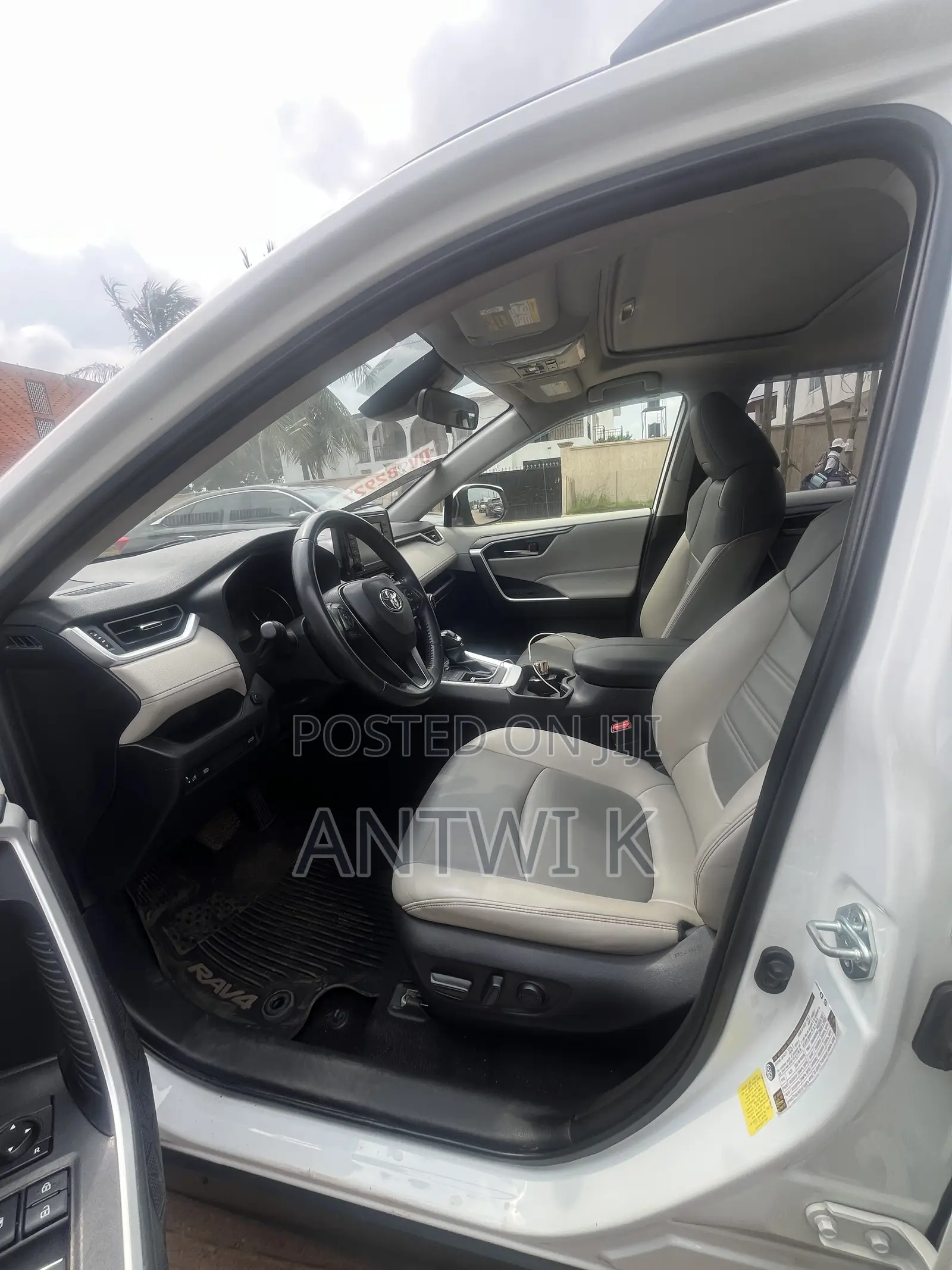 Toyota RAV4 XLE AWD 2020 White