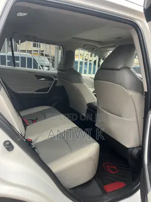 Toyota RAV4 XLE AWD 2020 White