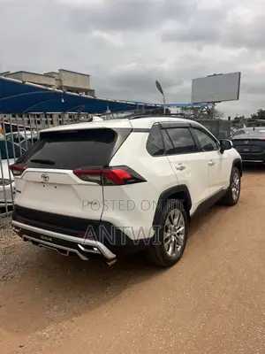 Toyota RAV4 XLE AWD 2020 White