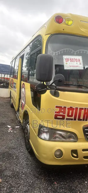 Hyundai County 2015 Yellow