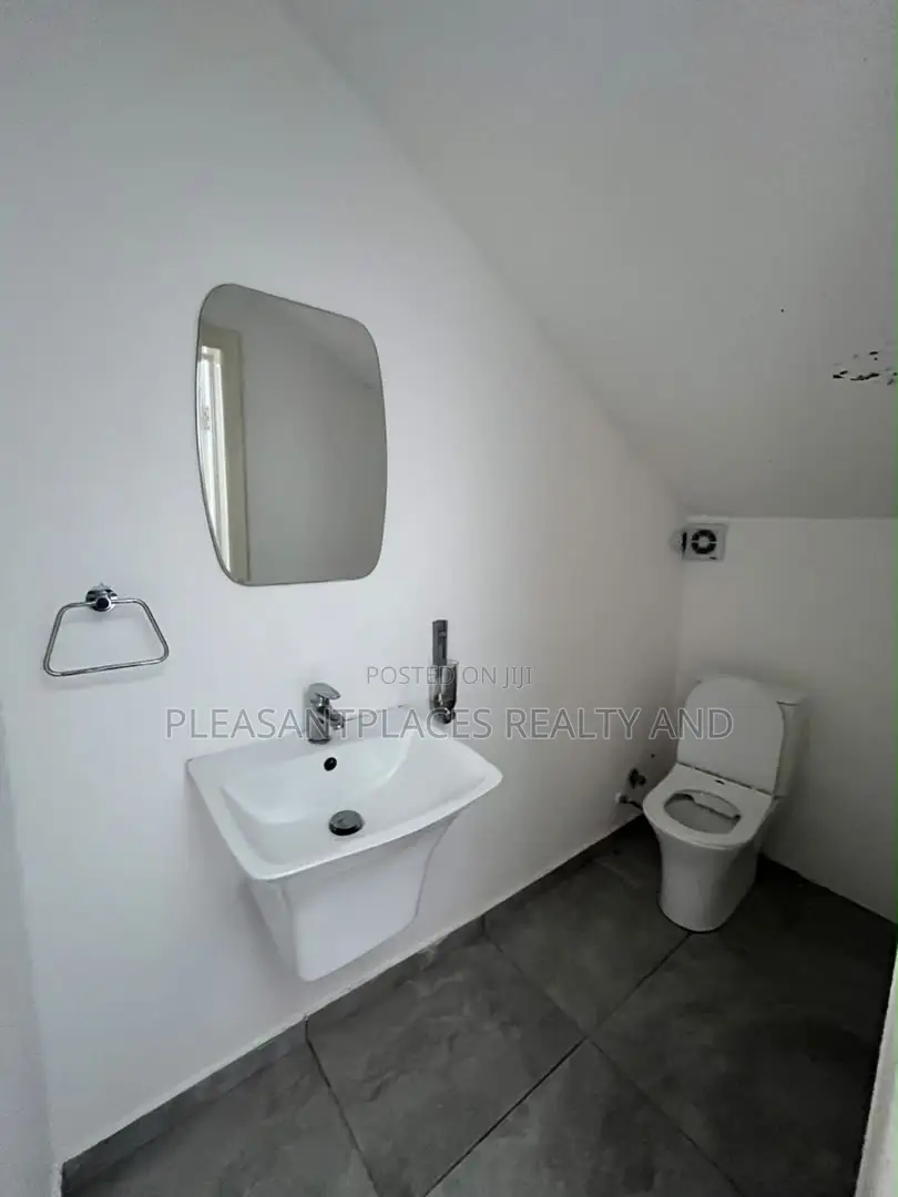 4bdrm House in Pleasantplaces And, Ashaley Botwe for rent