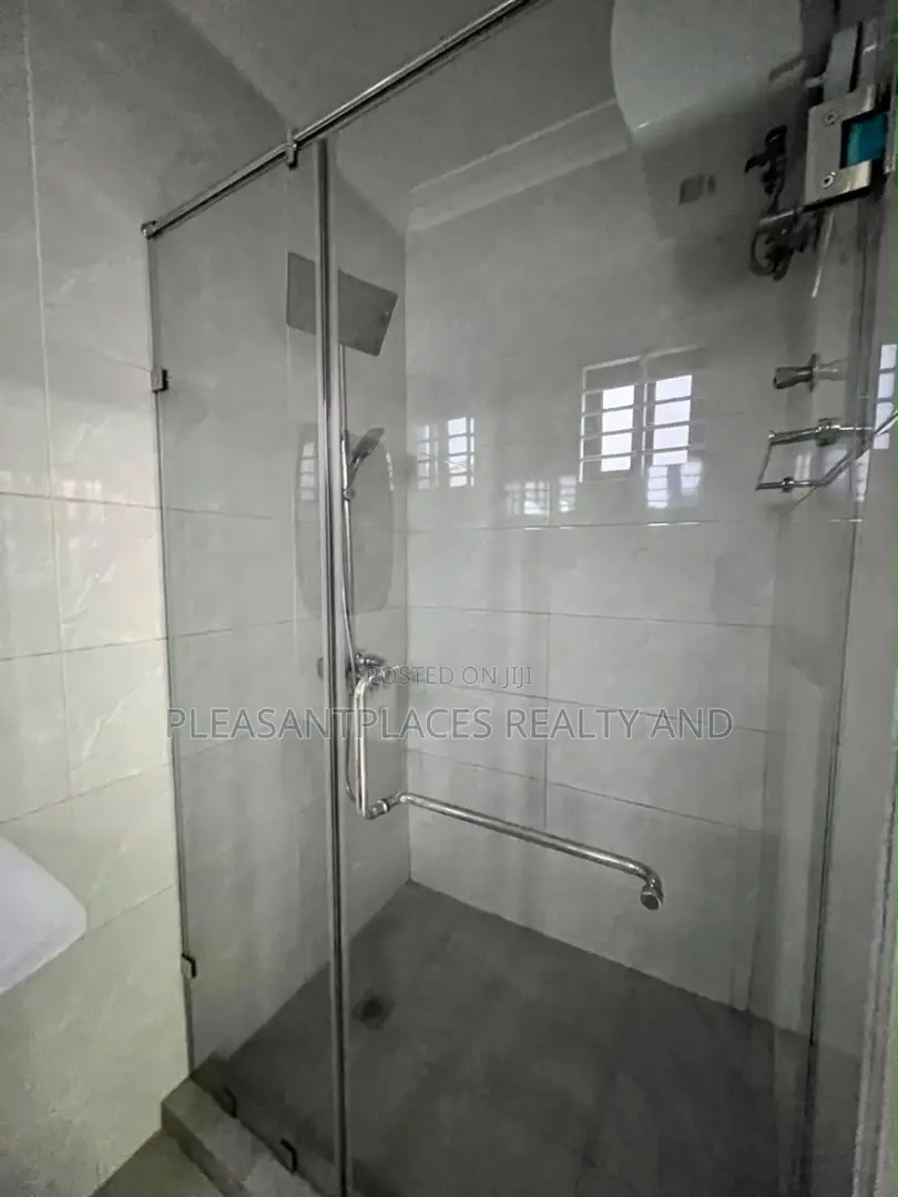 4bdrm House in Pleasantplaces And, Ashaley Botwe for rent