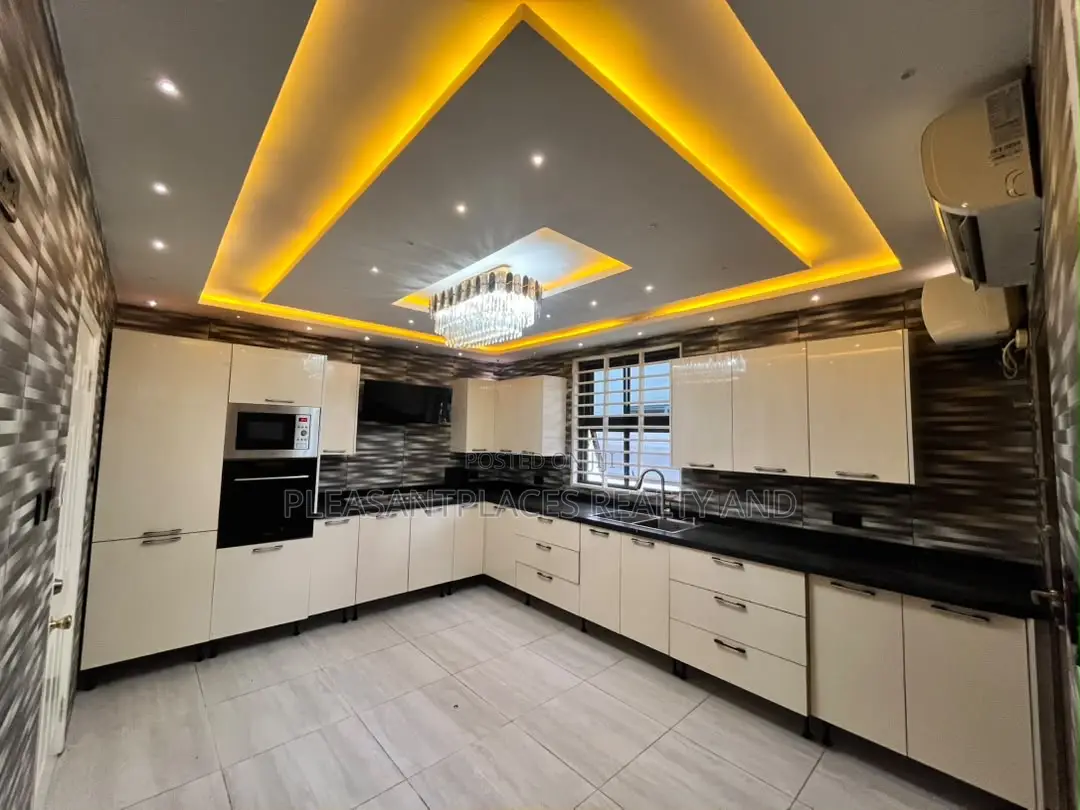 4bdrm House in Pleasantplaces And, Ashaley Botwe for rent