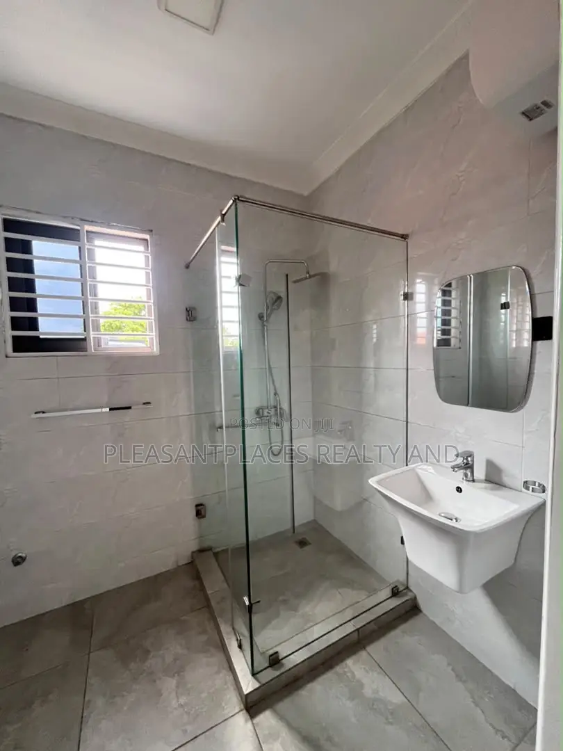 4bdrm House in Pleasantplaces And, Ashaley Botwe for rent