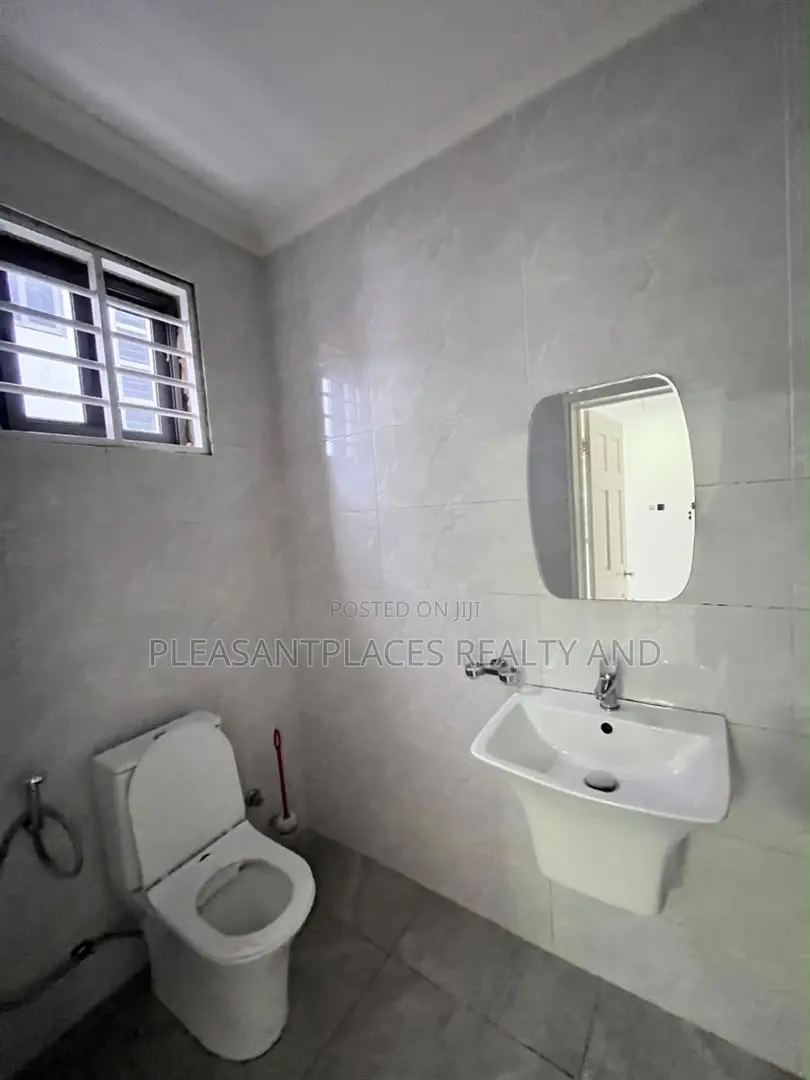4bdrm House in Pleasantplaces And, Ashaley Botwe for rent