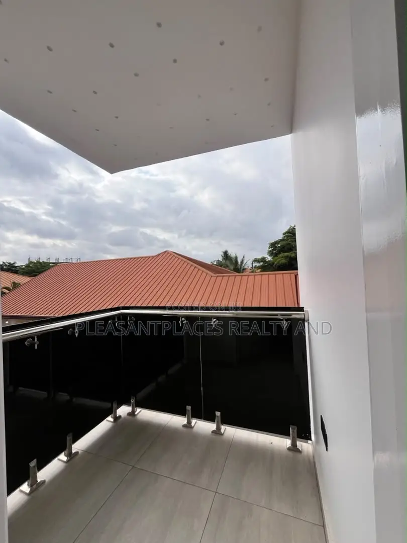 4bdrm House in Pleasantplaces And, Ashaley Botwe for rent