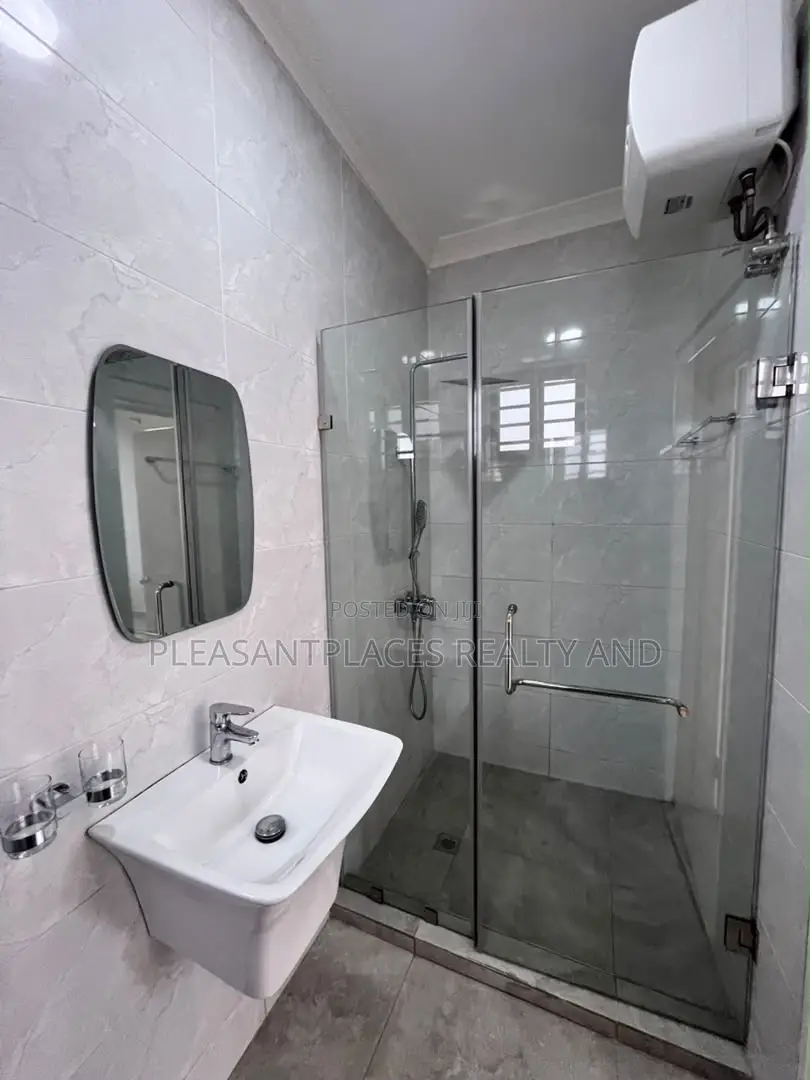 4bdrm House in Pleasantplaces And, Ashaley Botwe for rent