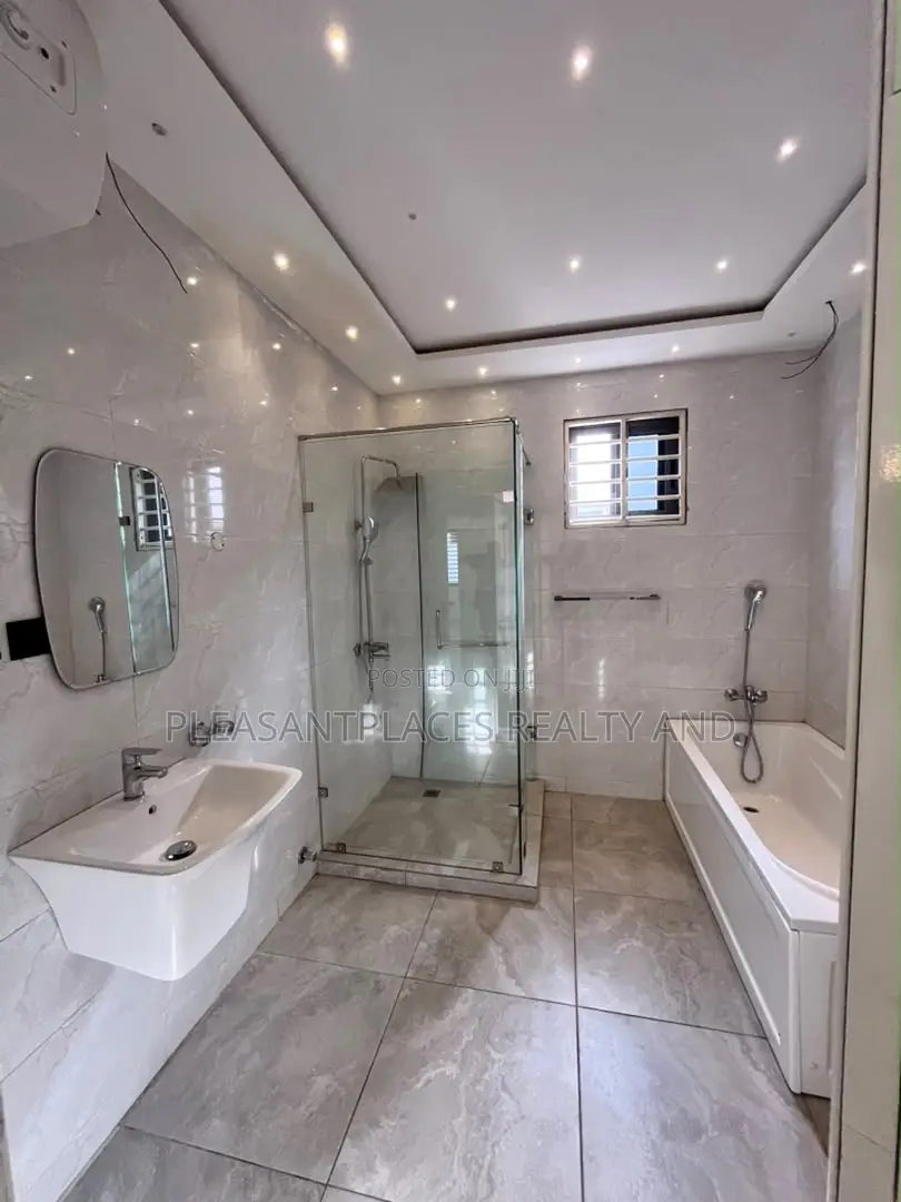 4bdrm House in Pleasantplaces And, Ashaley Botwe for rent