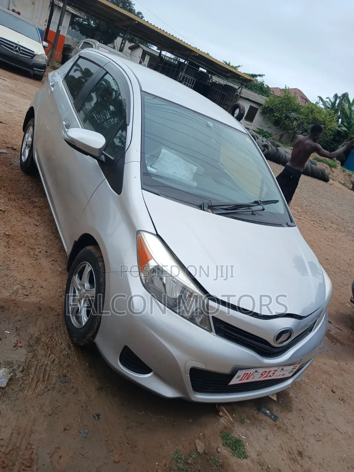 Toyota Vitz 2013 Silver