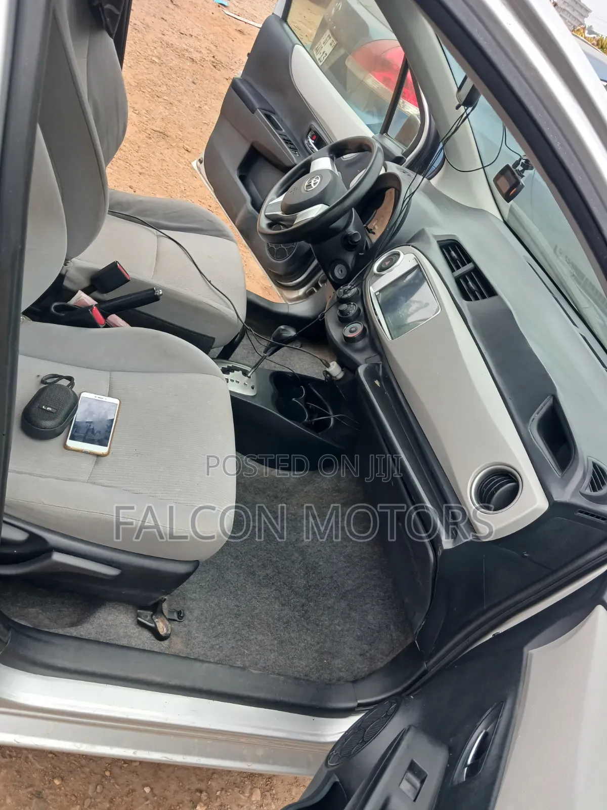 Toyota Vitz 2013 Silver