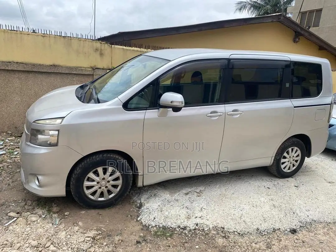 Toyota Voxy X 2WD 7-Seater 2011 Silver