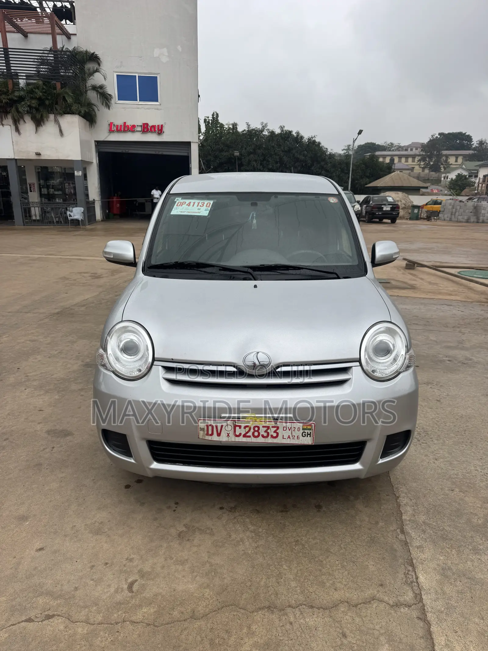 Toyota Sienta 2011 Silver