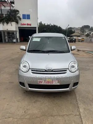 Toyota Sienta 2011 Silver