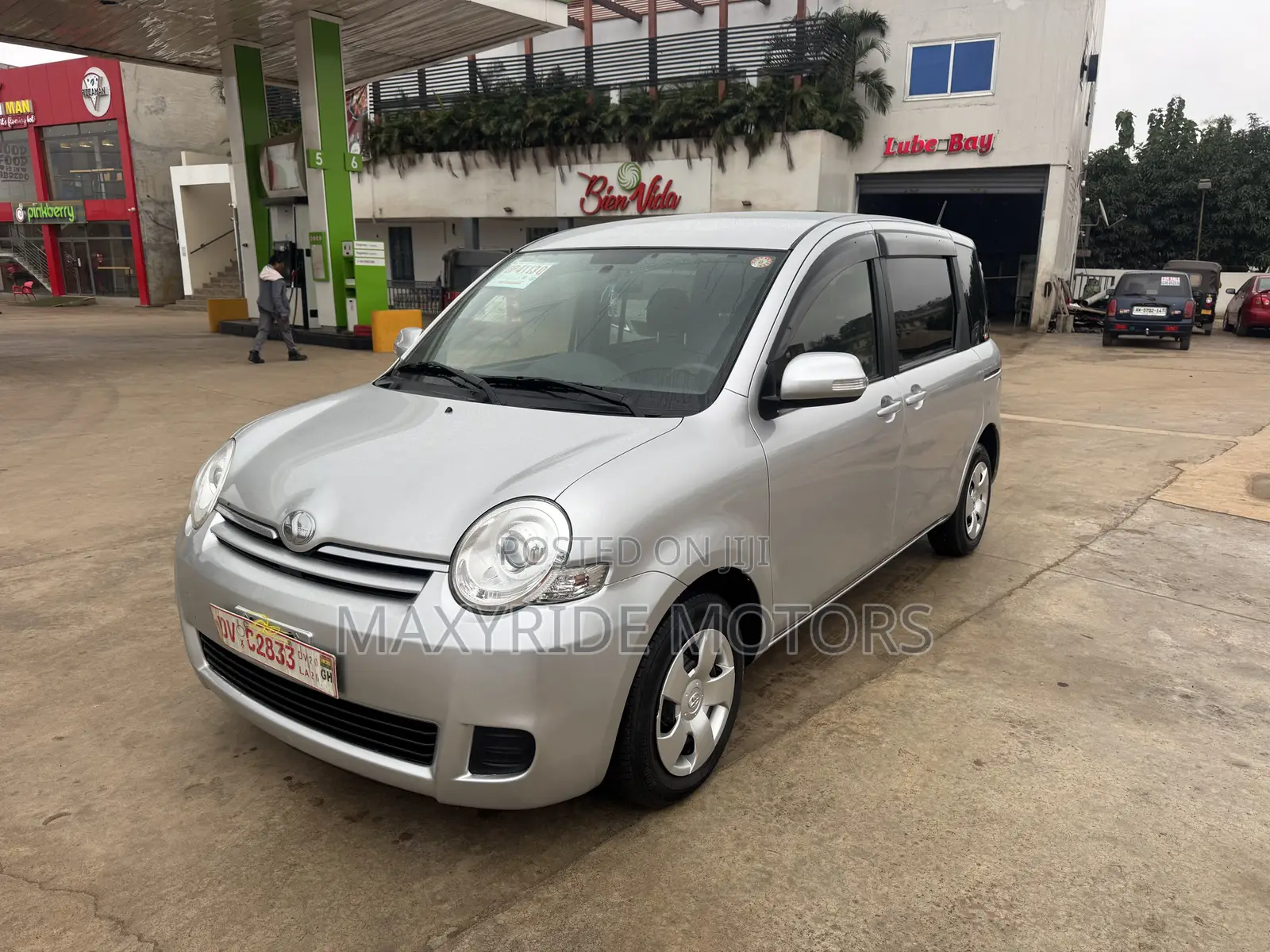 Toyota Sienta 2011 Silver