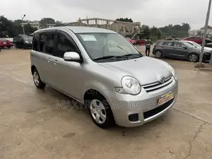 Toyota Sienta 2011 Silver
