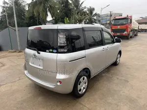 Toyota Sienta 2011 Silver
