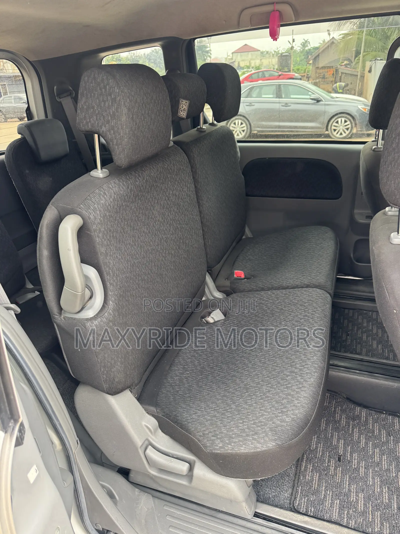 Toyota Sienta 2011 Silver