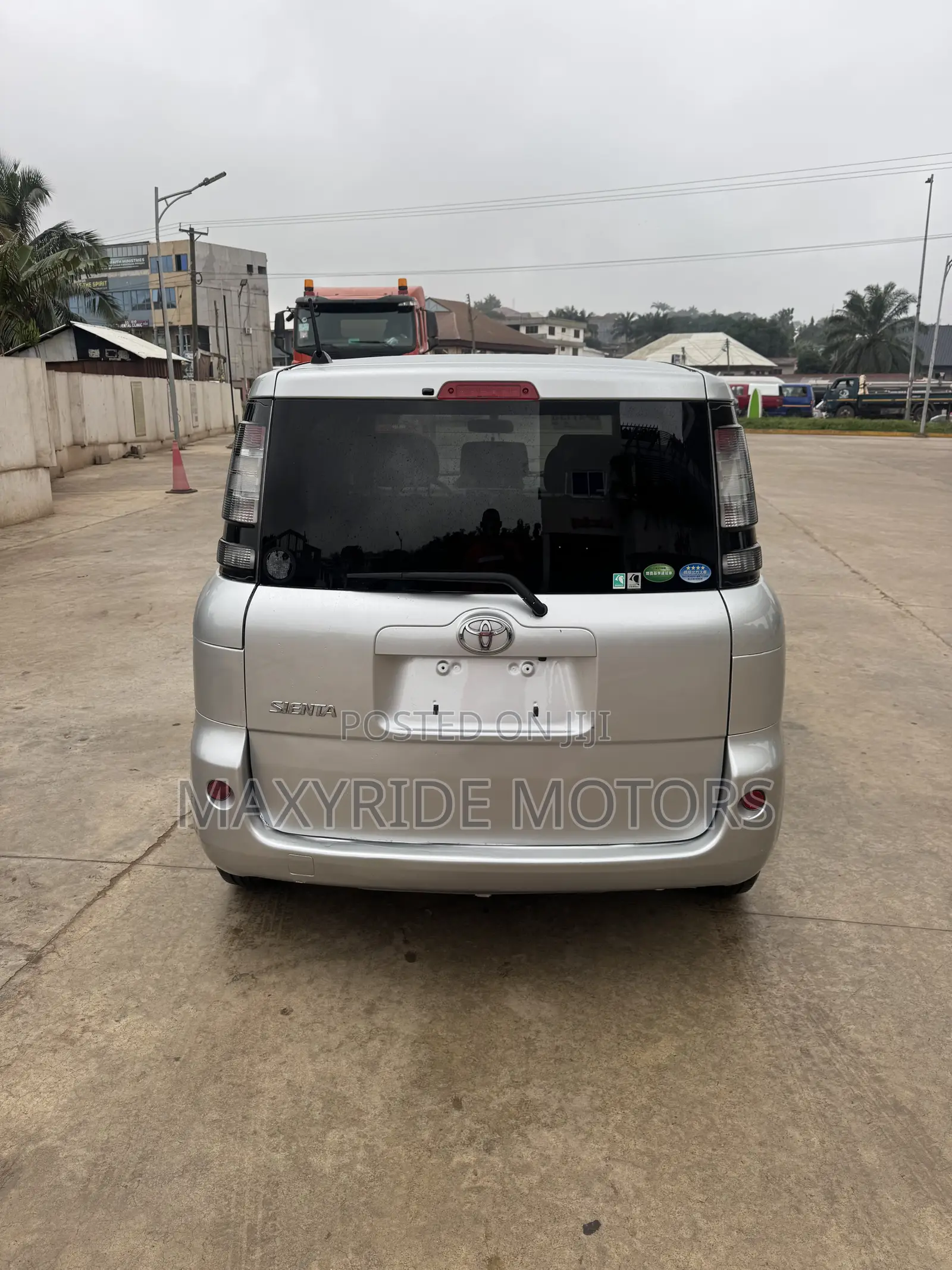 Toyota Sienta 2011 Silver