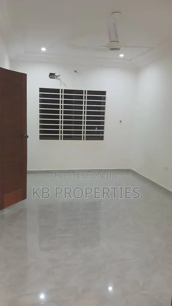 5bdrm House in Kb Properties, Baatsona Total for rent