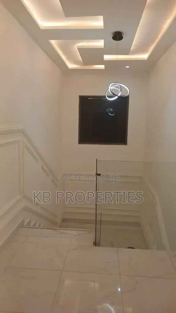 5bdrm House in Kb Properties, Baatsona Total for rent