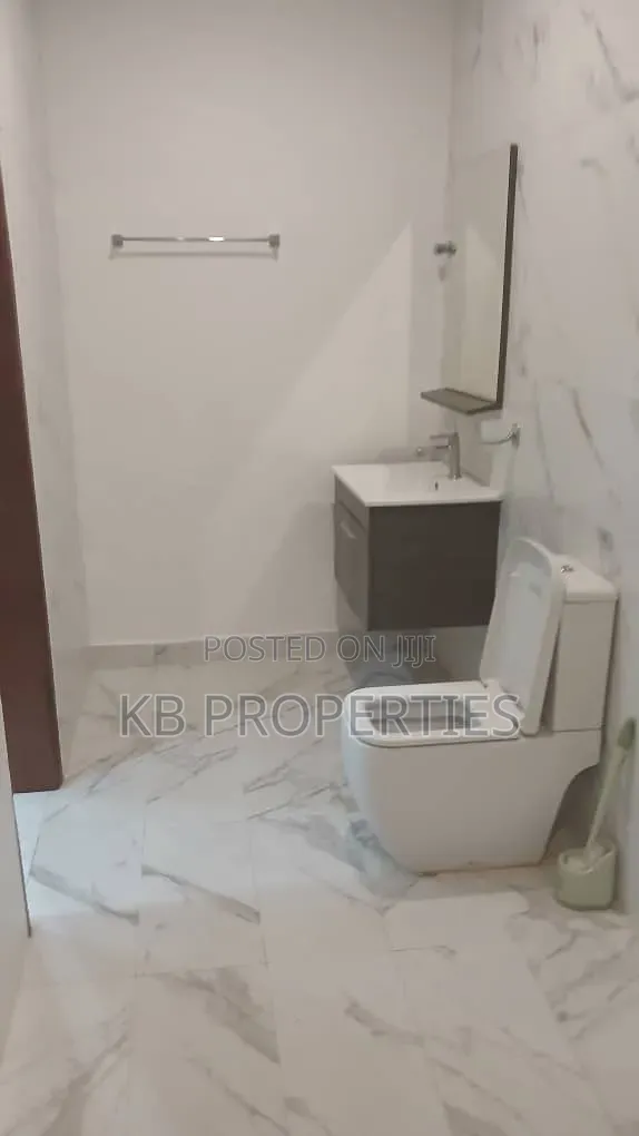 5bdrm House in Kb Properties, Baatsona Total for rent