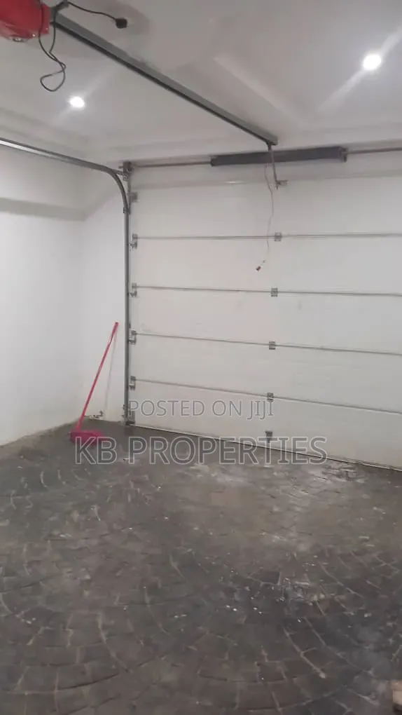 5bdrm House in Kb Properties, Baatsona Total for rent