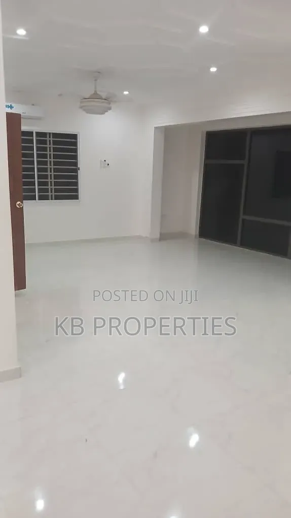 5bdrm House in Kb Properties, Baatsona Total for rent