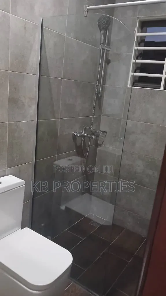 5bdrm House in Kb Properties, Baatsona Total for rent