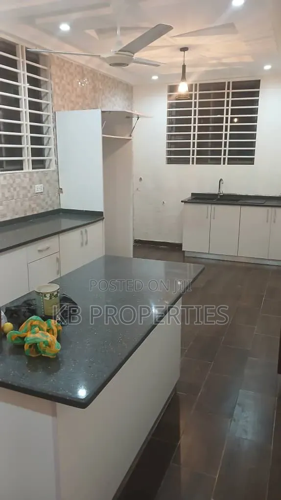 5bdrm House in Kb Properties, Baatsona Total for rent