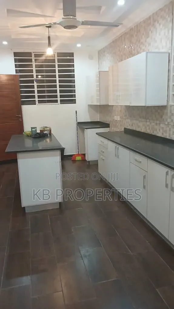 5bdrm House in Kb Properties, Baatsona Total for rent