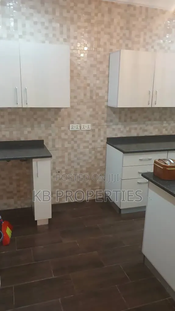5bdrm House in Kb Properties, Baatsona Total for rent
