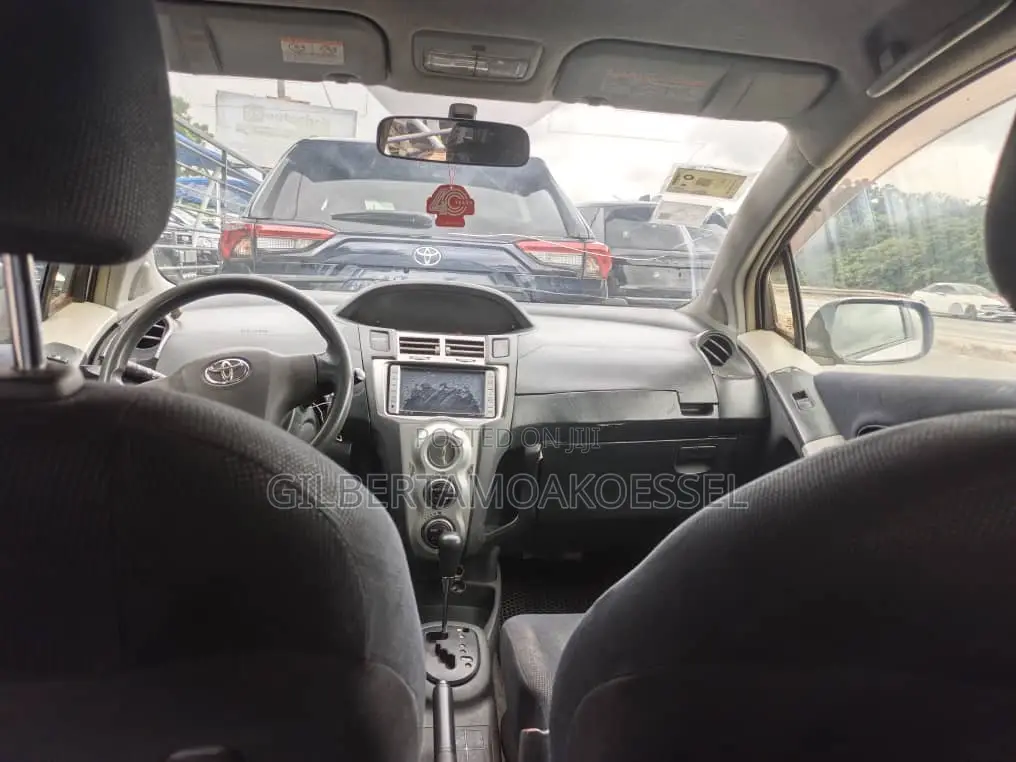 Toyota Vitz 2008 Silver