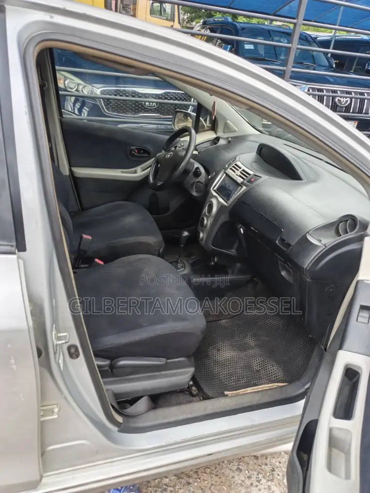 Toyota Vitz 2008 Silver