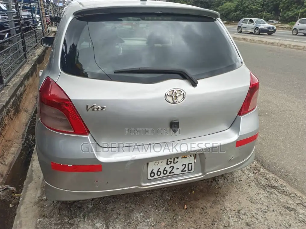 Toyota Vitz 2008 Silver